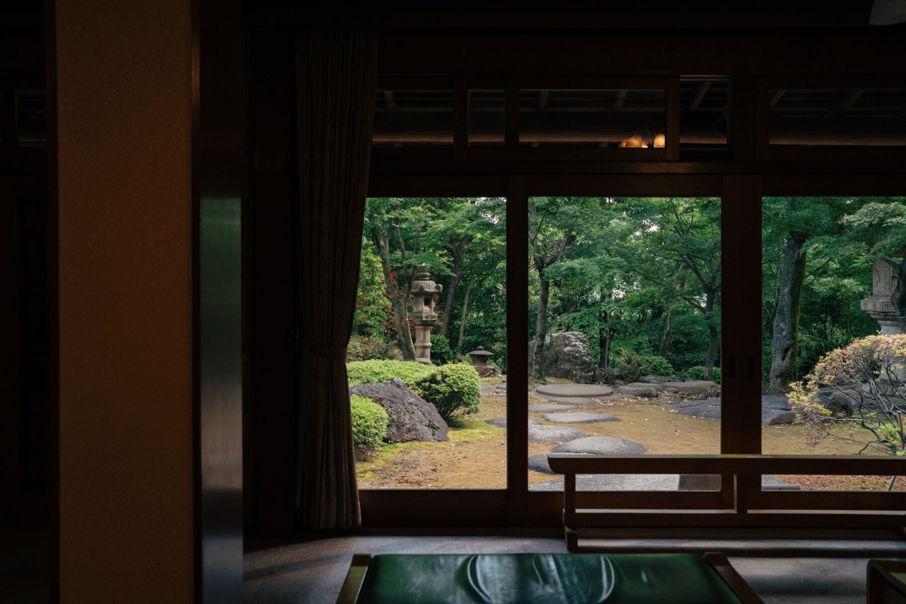 旅館の客室から望む日本庭園